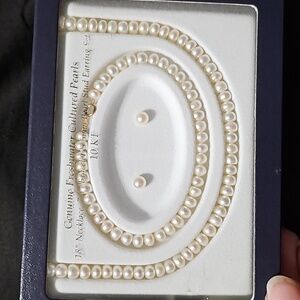 CLEARANCE. Freshwater pearls. Necklace earring and bracelet